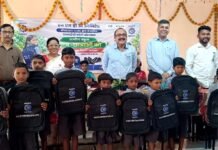 CG News: NMDC की CSR पहल भांसी के 6 स्कूलों में 181 बच्चों को बांटे बैग, जूते और मोजे