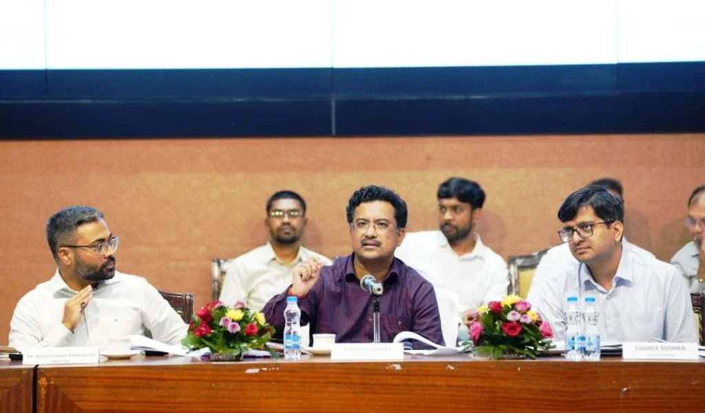 CG News: रायपुर की सफाई व्यवस्था पर सचिव सोनमणि बोरा नाराज, गंदगी की तस्वीरें दिखाकर अधिकारियों को लगाई फटकार