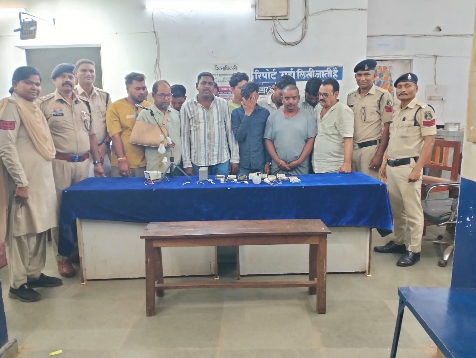 Gambling Act Enforcement In Chhattisgarh: खरोरा पुलिस की बड़ी कार्रवाई, सारागांव पोल्ट्री फार्म के पास जुआ खेल रहे 12 जुआरी गिरफ्तार