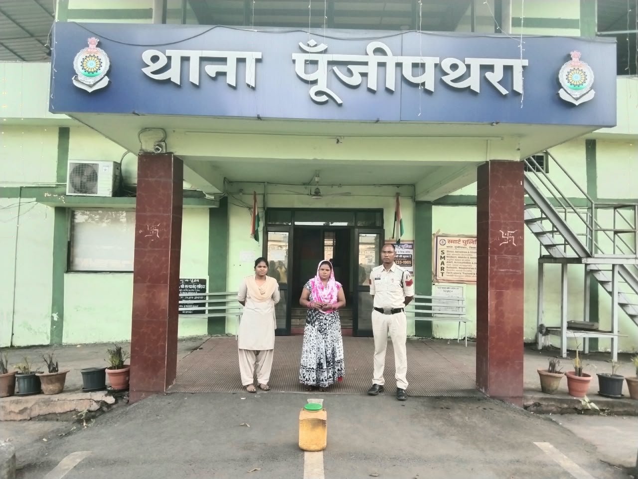 Operation Aghaat: कोतरारोड़ और पूंजीपथरा पुलिस की कार्रवाई, अवैध शराब के साथ एक पुरुष व महिला गिरफ्तार