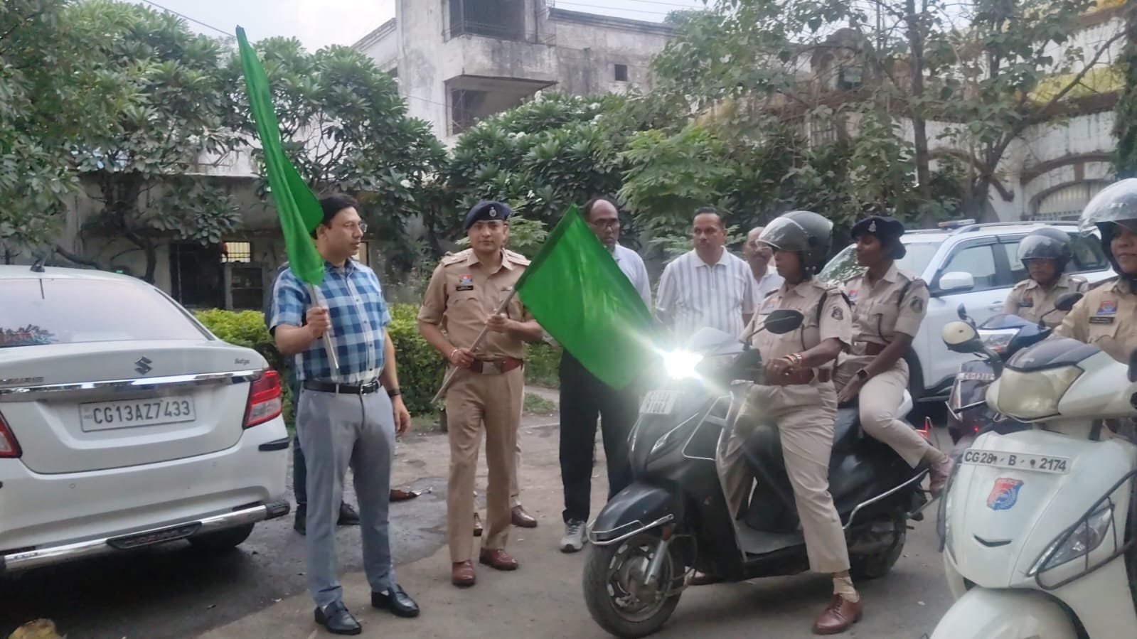 Raigarh Police Maa Durga Vahini: नवरात्रि और गरबा स्थलों पर महिलाओं की सुरक्षा के लिए विशेष पहल, मैदान में उतरी महिला पुलिस की ‘मां दुर्गा वाहिनी’