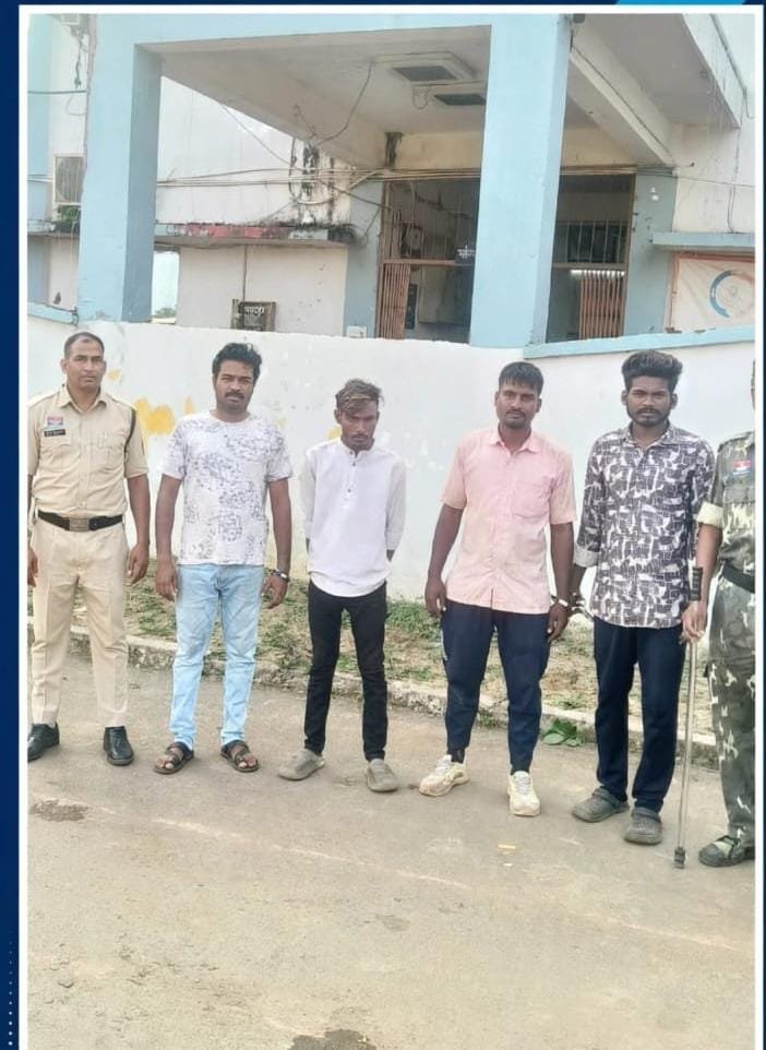 Kharora Police Action: खेतों और स्कूलों में सबमर्सिबल पंप चोरी करने वाला शातिर गिरोह बेनकाब, तांबे के केबल वायर समेत 4 आरोपी गिरफ्तार