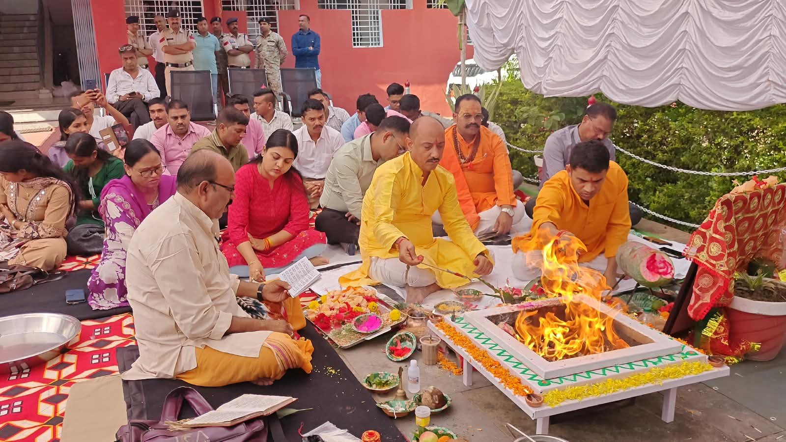 CG News: विजयादशमी पर जांजगीर-चांपा पुलिस की शस्त्र पूजा, SP विजय कुमार पांडेय ने जिले की सुख-शांति और समृद्धि की कामना की