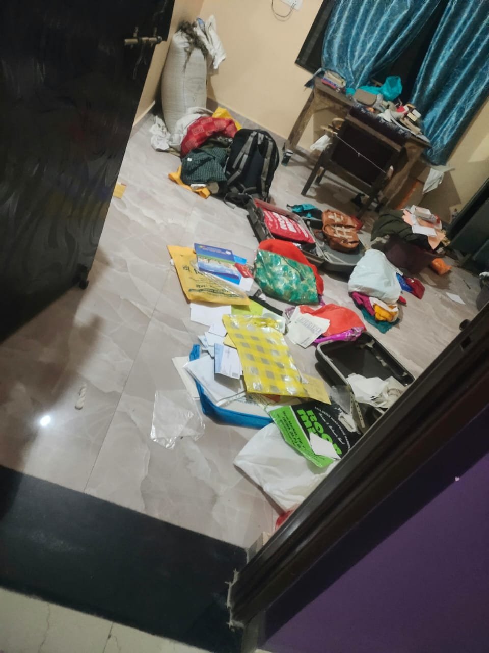 Rewa Police Security Breach: रीवा में डीआईजी के गनमैन के घर पर 40 लाख की बड़ी चोरी, चोरों ने वारदात को अंजाम देने से पहले घर में खाई पूड़ी-अचार