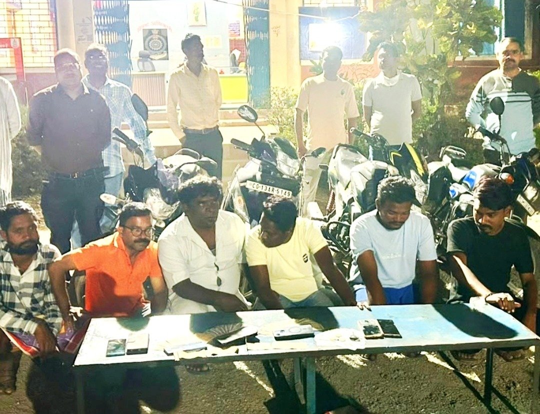 Raigarh Police Operation Ankush: धरमजयगढ़ के जंगल में चल रहे जुए के फड़ पर पुलिस का बड़ा छापा; 6 जुआरी रंगे हाथ गिरफ्तार, 3.22 लाख की संपत्ति जब्त