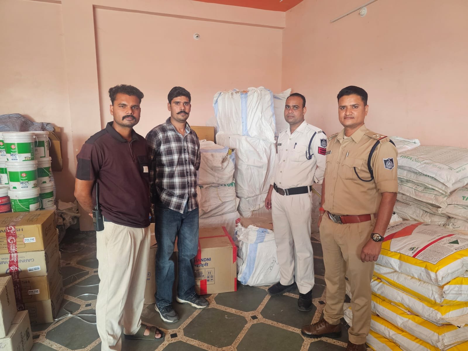 Tikamgarh Illegal Fireworks Raid: टीकमगढ़ कोतवाली पुलिस की बड़ी कार्रवाई, ट्रांसपोर्ट पर दबिश देकर 4-5 लाख रुपये के अवैध पटाखे जब्त