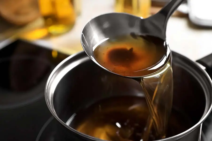 Kitchen Tips: इस्तेमाल के बाद बचे कुकिंग ऑयल को ऐसे करें रियूज, सफाई से लेकर जंग हटाने तक आएगा काम