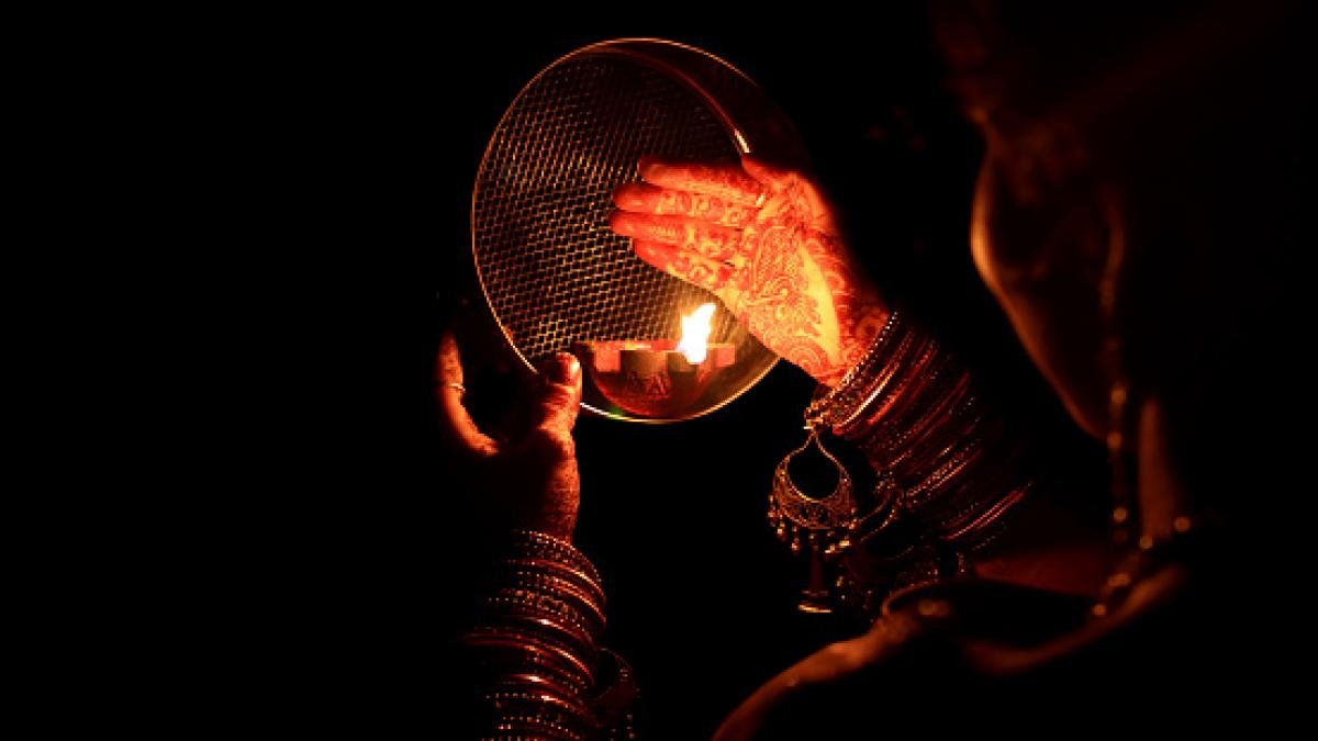 Karwa Chauth 2026: बादलों में छिप जाए चांद तो कैसे खोलें व्रत? जानें अर्घ्य देने का सही तरीका और जरूरी नियम