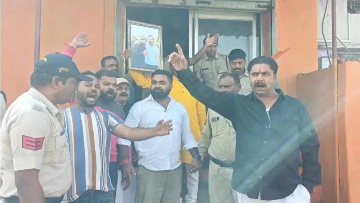MP News: CM मोहन यादव के दौरे से पहले सियासी हलचल, काले झंडे दिखाने जा रहे कांग्रेस कार्यकर्ता हिरासत में
