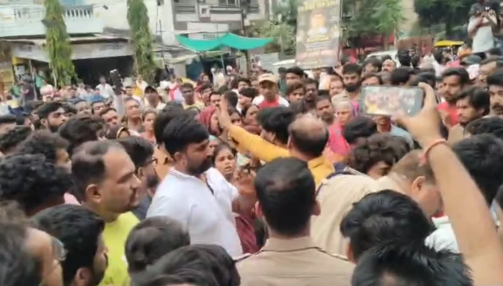 Indore Garba Dispute: इंदौर में गरबा विवाद के बाद युवक की मौत, प्रेमिका और उसके दोस्त पर कार्रवाई की मांग; सड़क पर उतरे परिजन