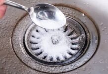 Kitchen Tips: सिंक की बदबू से कटिंग बोर्ड तक, नमक के ये 7 इस्तेमाल बना देंगे घर के कई काम आसान