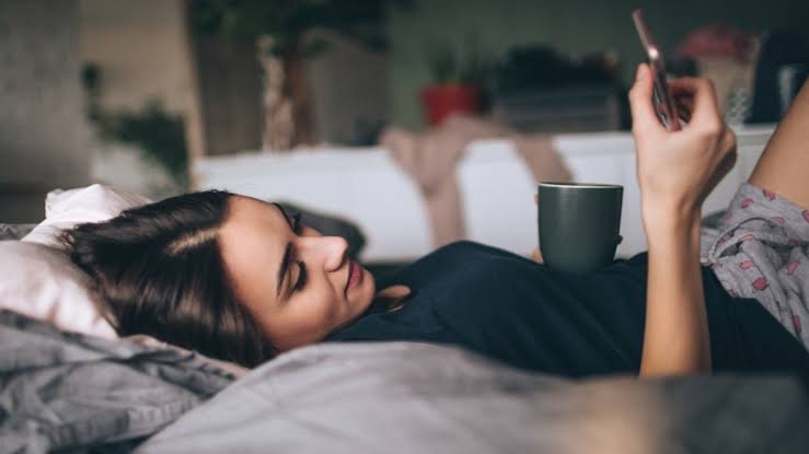 Health: उठते ही फोन स्क्रॉल करना सेहत पर पड़ सकता है भारी! जानें इसका हार्ट रेट और ब्लड प्रेशर से कनेक्शन