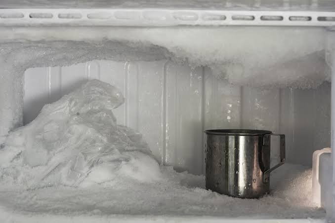 Kitchen Tips: फ्रीजर में जम गई है बर्फ की मोटी परत? बिना चाकू चलाए इन आसान तरीकों से करें सफाई