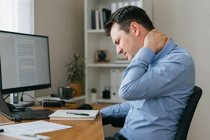 Health: टेक नेक और ‘सिटिंग एपिडेमिक’ क्या हैं? जानें क्यों कम उम्र में बढ़ रहा पीठ और गर्दन का दर्द