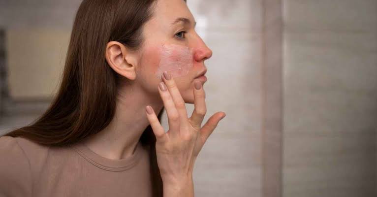Beauty Tips: चेहरे की खूबसूरती छीन सकती हैं स्किन केयर की ये 7 गलतियां, कहीं आप भी तो नहीं कर रहे ये काम?