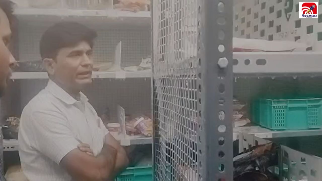 MP News: इंदौर में 8 प्रतिष्ठानों पर खाद्य विभाग की रेड, रसोई में जिंदा कॉकरोच मिलने से हड़कंप