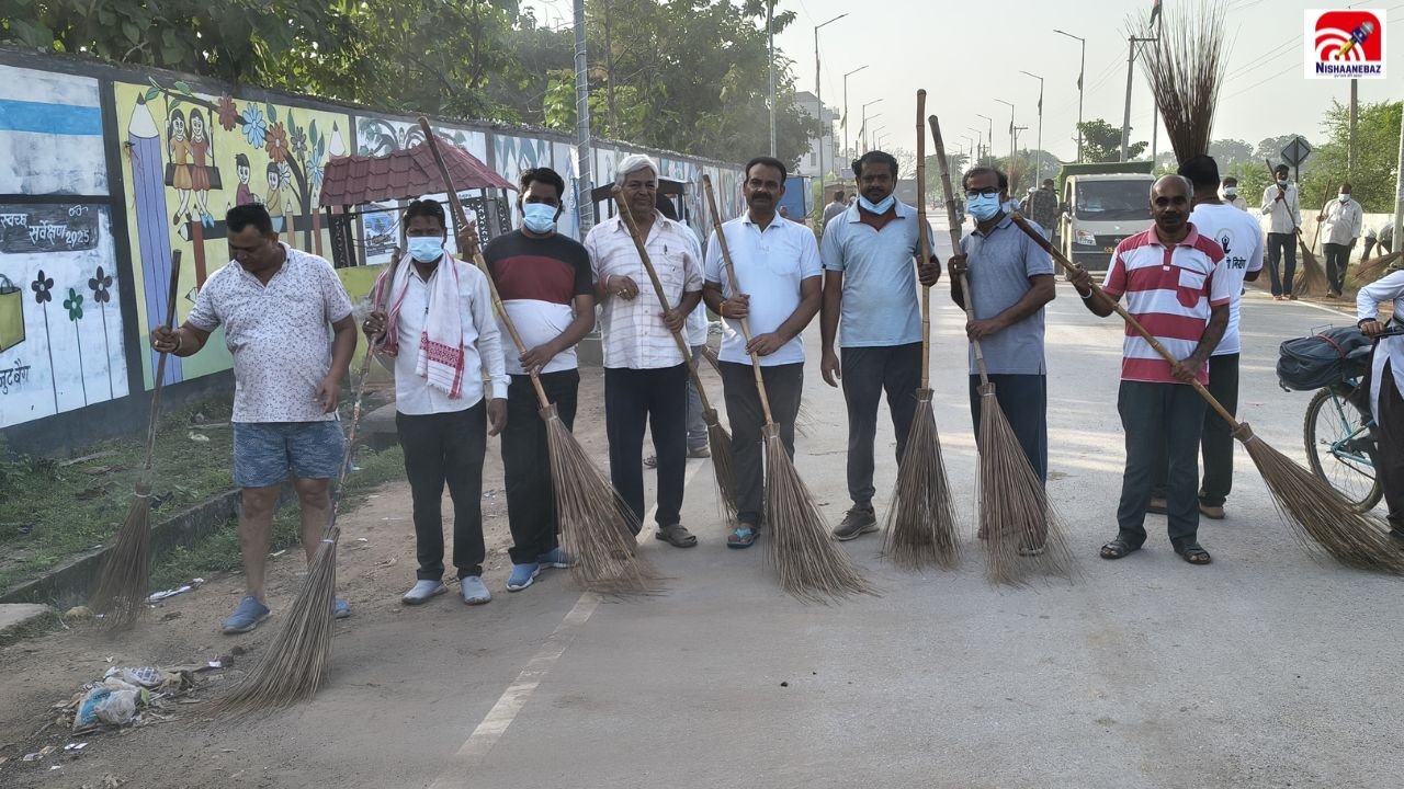 CG News: लोरमी- सेवा संकल्प अभियान के दूसरे दिन चला सफाई अभियान, कारोबारियों ने किया श्रमदान