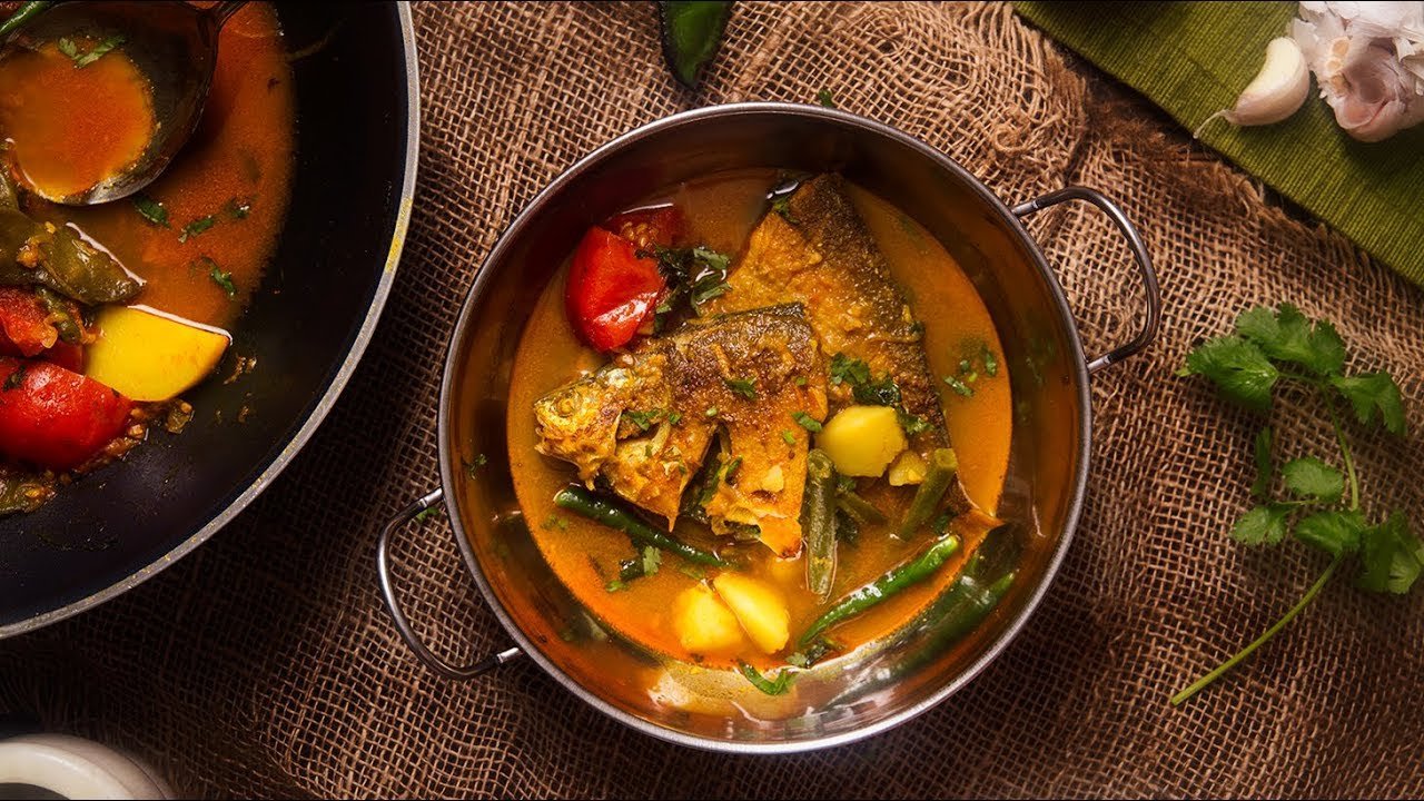 Recipe: रोज की फिश करी से हटकर ट्राई करें बंगाली माछेर झोल, सरसों और पंचफोरन का स्वाद बना देगा खाने को खास