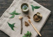 Health Tips: नीम की दातुन से दांत साफ करते हैं? जानें इसके फायदे, नुकसान और इस्तेमाल का सही तरीका