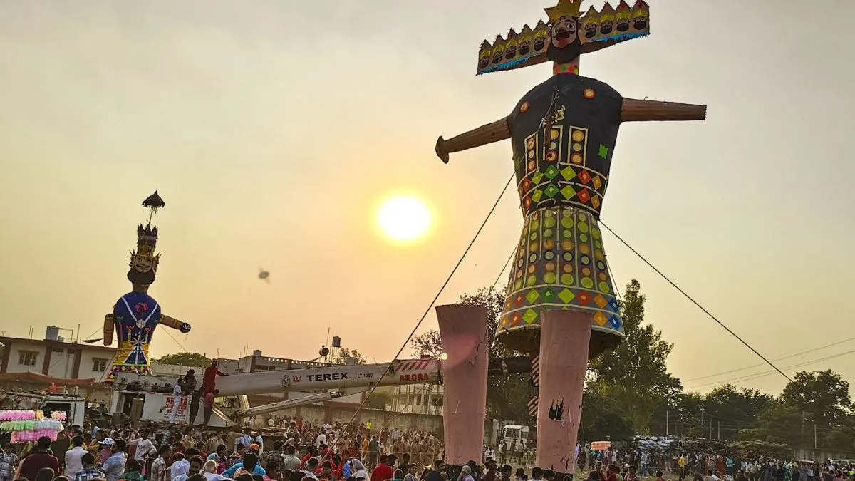 Dussehra 2026: किस समय होगा रावण दहन और मां अपराजिता की पूजा? जानें शुभ मुहूर्त और धार्मिक मान्यताएं