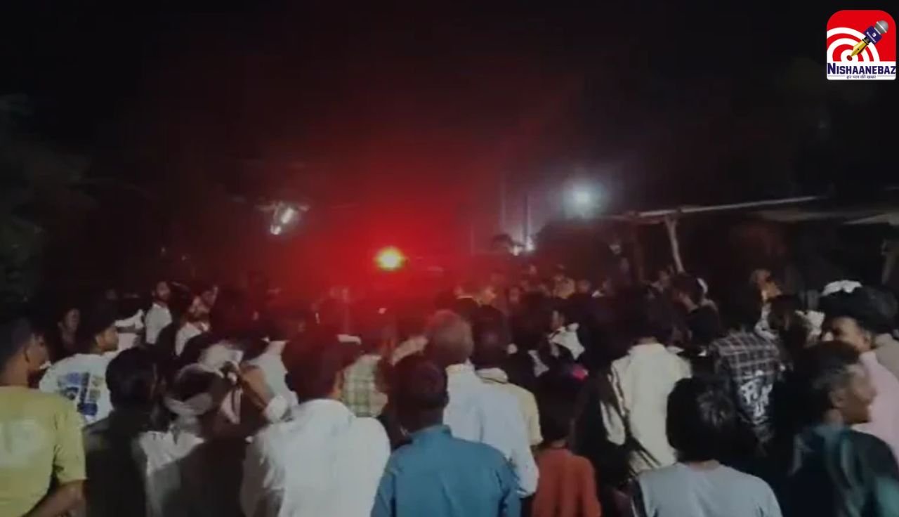 MP News: श्योपुर में नवरात्रि के धार्मिक आयोजन में बार बालाओं का डांस, गाना बदलने के पैसों पर जमकर चले लात-घूंसे
