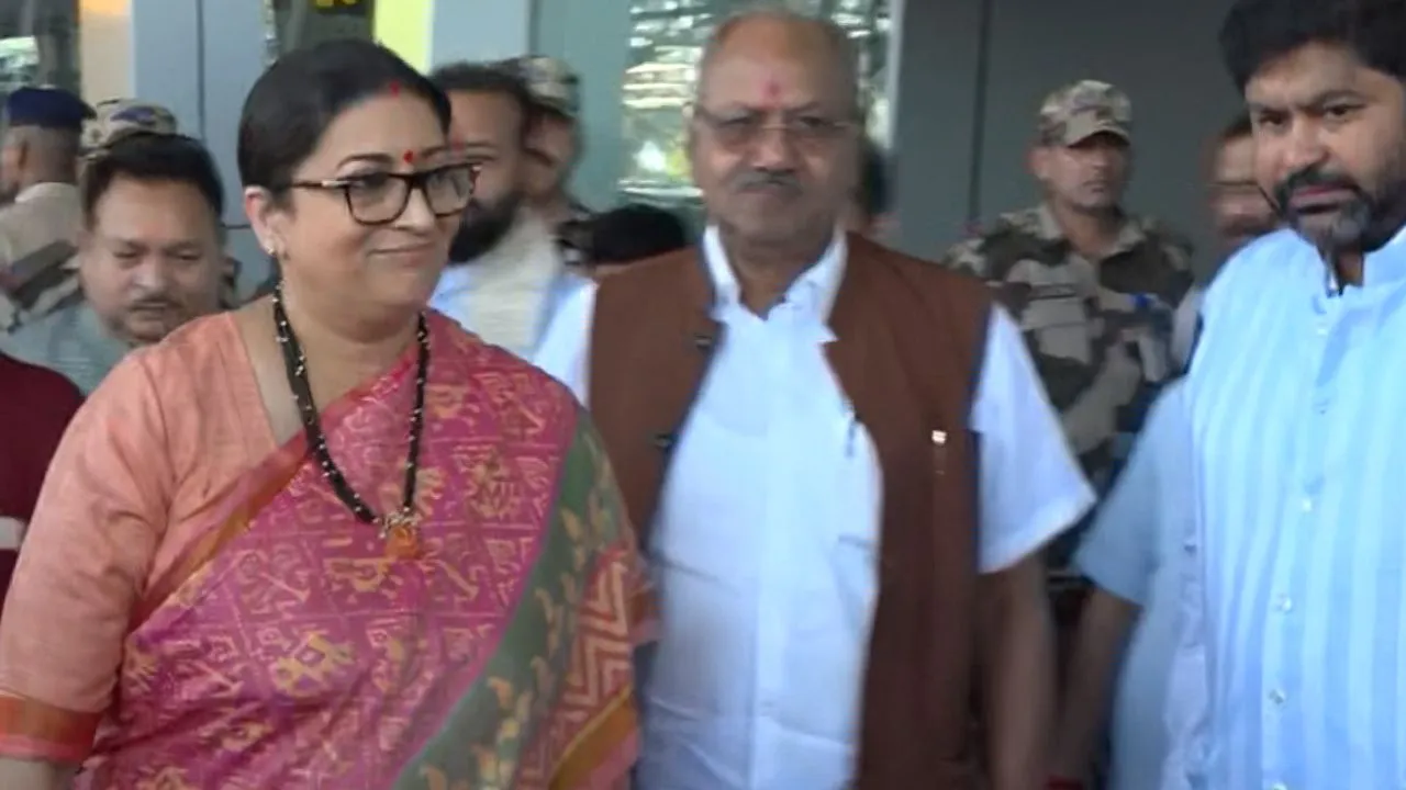 Smriti Irani Chhattisgarh Visit: रायपुर पहुंचीं स्मृति ईरानी, 2 दिन में 12 बैठकें; MP-MLA और मंत्रियों से करेंगी चर्चा