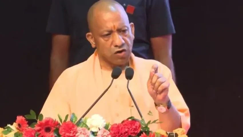 Yogi Adityanath Slams Opposition Delhi Protest: मुख्य चुनाव आयुक्त को हटाने की मांग पर सीएम योगी का विपक्ष पर तीखा हमला, बोले- ‘हारने पर ईवीएम को दोष देते हैं’